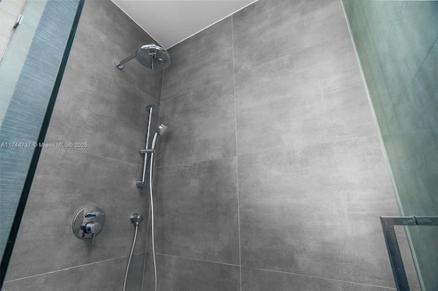 room details featuring tiled shower