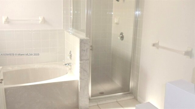 575 SE 29th Dr, Homestead, FL 33033 - full bath featuring tile patterned flooring, a garden tub, and a stall shower