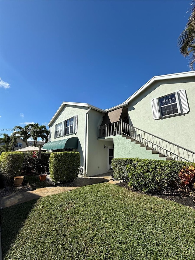 609 Waterside Dr Unit 609, Hypoluxo, FL 33462 - view of front facade featuring stucco siding and a front yard