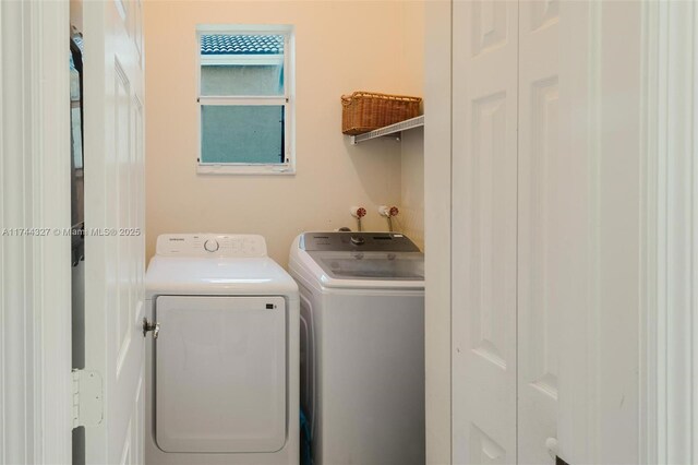 2120 SE 17th Ave, Homestead, FL 33035 - laundry area featuring independent washer and dryer