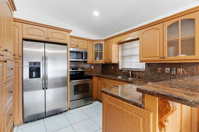 kitchen featuring lofted ceiling, sink, decorative backsplash, kitchen peninsula, and stainless steel appliances