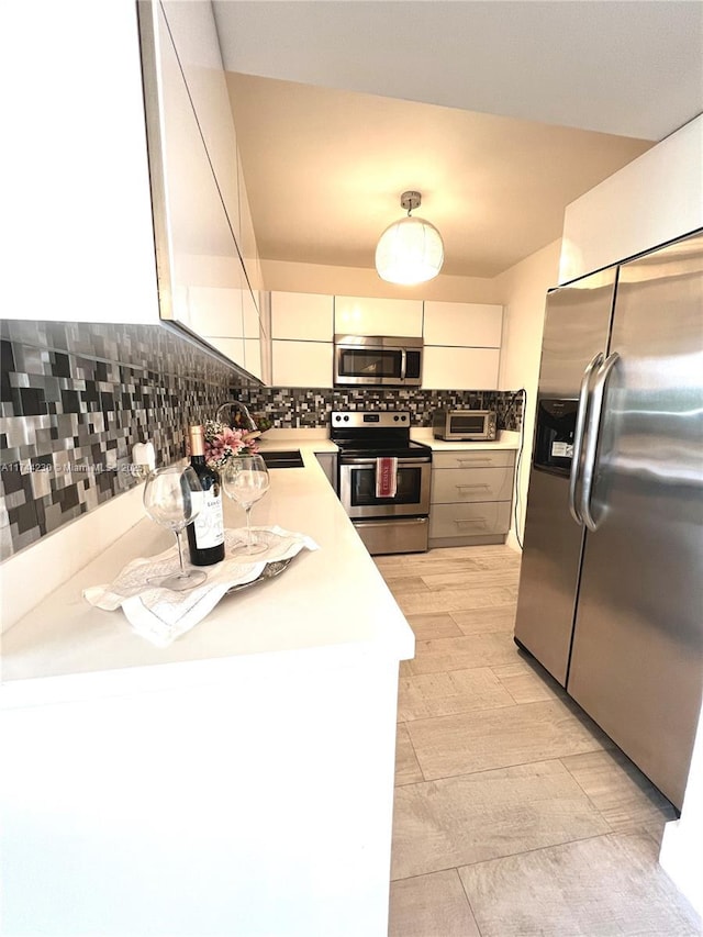 kitchen with stainless steel appliances, sink, and decorative backsplash