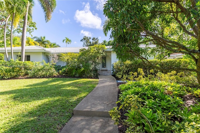 view of front of house featuring a front yard