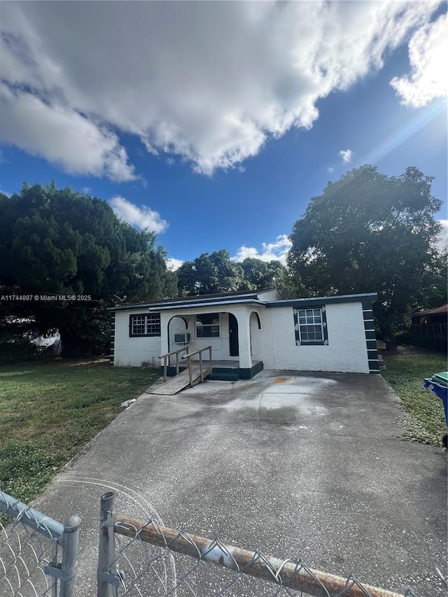 view of front facade featuring a front yard