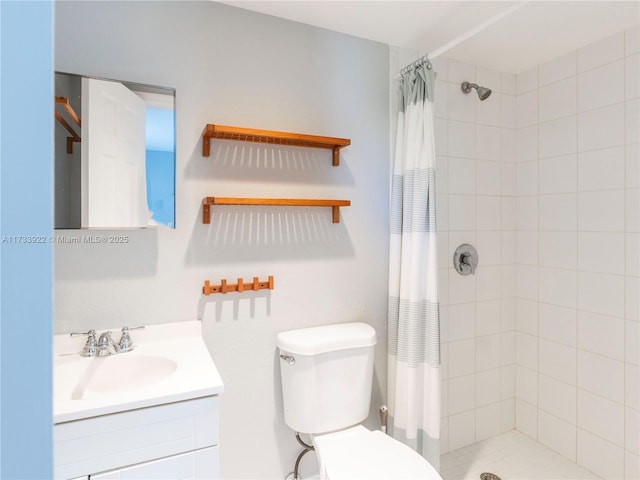 bathroom featuring a shower with curtain, vanity, and toilet