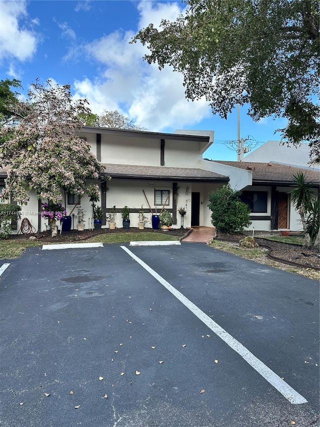 541 NE 199th Ln Unit 2X, Miami, FL 33179 - view of front of property with stucco siding and uncovered parking