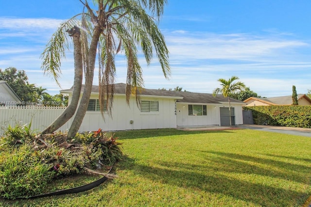 view of front of house featuring a front yard