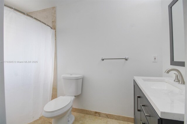 bathroom with vanity, curtained shower, and toilet