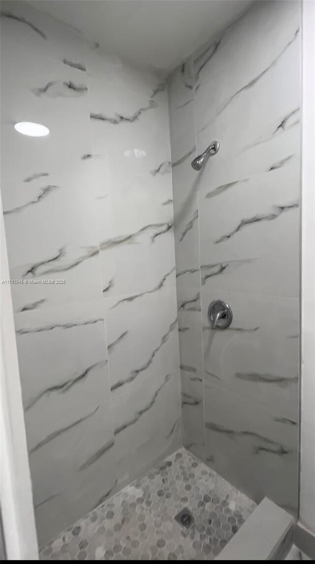 bathroom featuring a tile shower