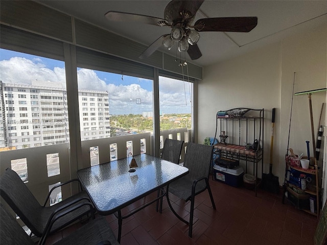 sunroom with ceiling fan