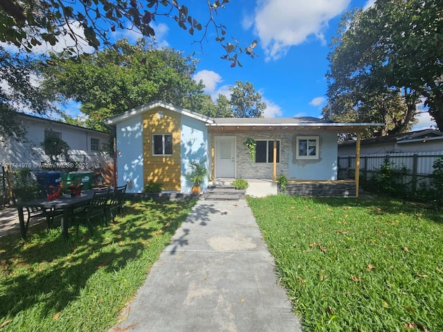 view of front facade featuring a front lawn