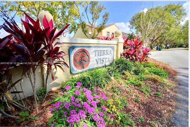 view of community / neighborhood sign