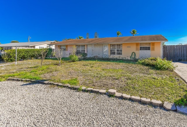 ranch-style house featuring a front yard