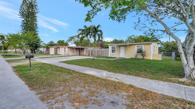 single story home featuring a front yard