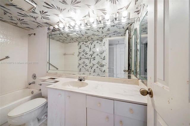 full bath with washtub / shower combination, vanity, toilet, and wallpapered walls