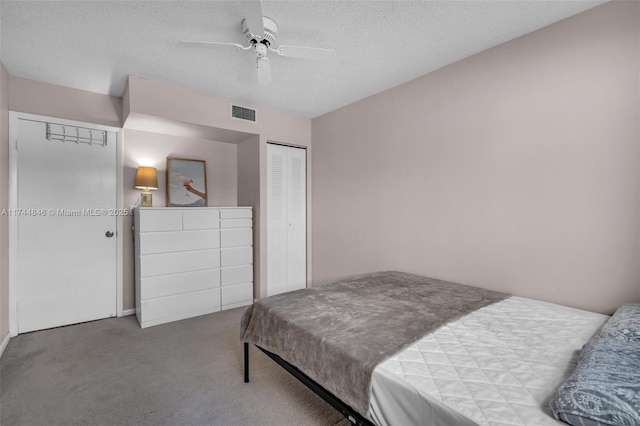 bedroom featuring ceiling fan, carpet floors, and a textured ceiling