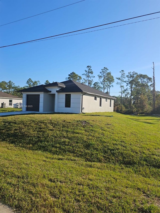 view of front of home featuring a garage and a front yard