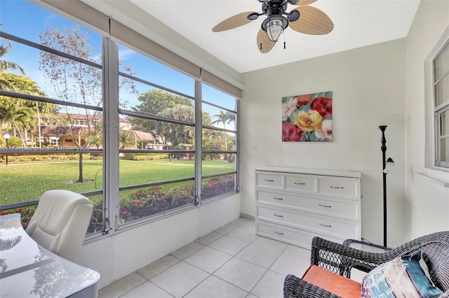 sunroom with ceiling fan