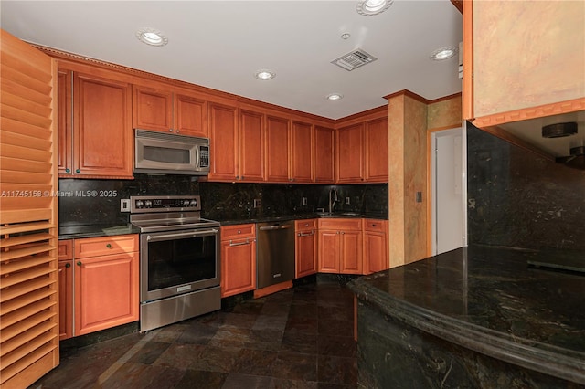 kitchen featuring a sink, stainless steel appliances, backsplash, and visible vents