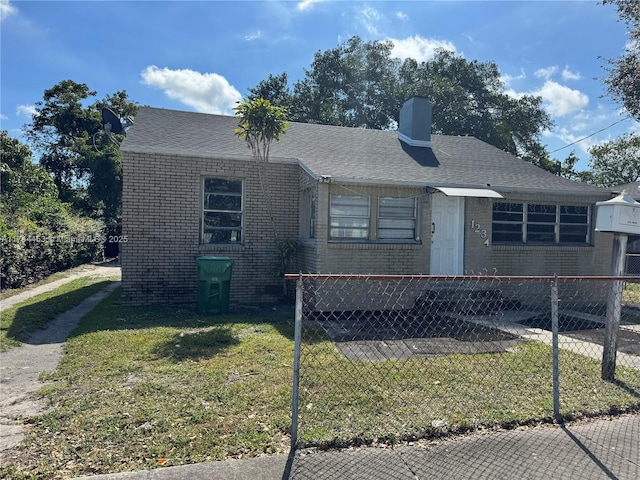 view of front of property with a front yard