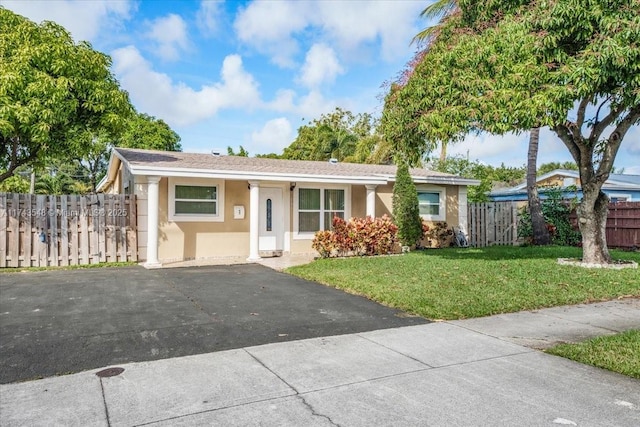 single story home with a front yard