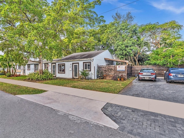 view of front of home featuring a front yard