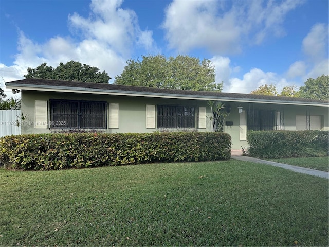 single story home with a front lawn