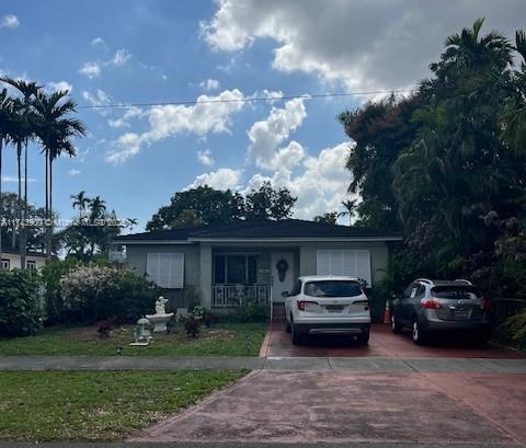 view of front facade with decorative driveway