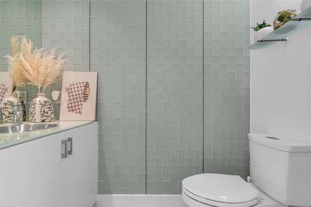 315 NE 3rd Ave Unit 1804, Fort Lauderdale, FL 33301 - bathroom with toilet, tiled shower, and vanity