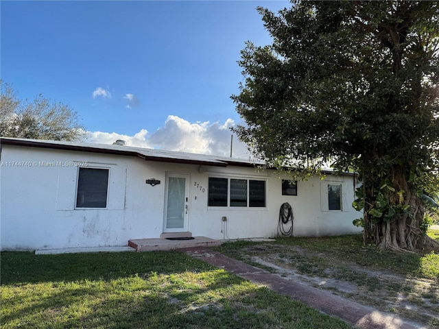 single story home with a front yard