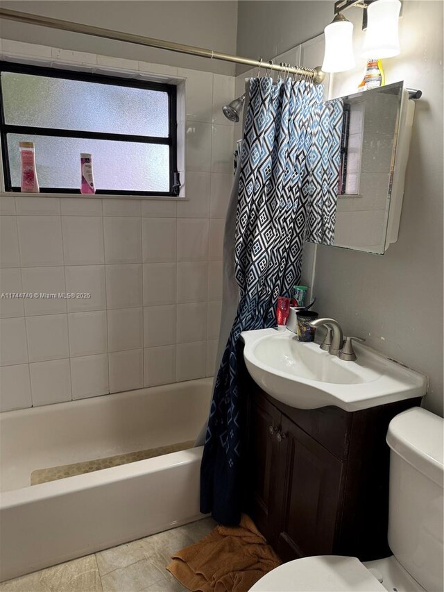 2770 NW 164th Ter, Miami Gardens, FL 33054 - full bath featuring vanity, toilet, and shower / tub combo with curtain