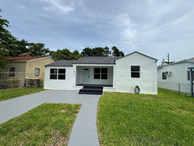 view of front of home featuring a front yard