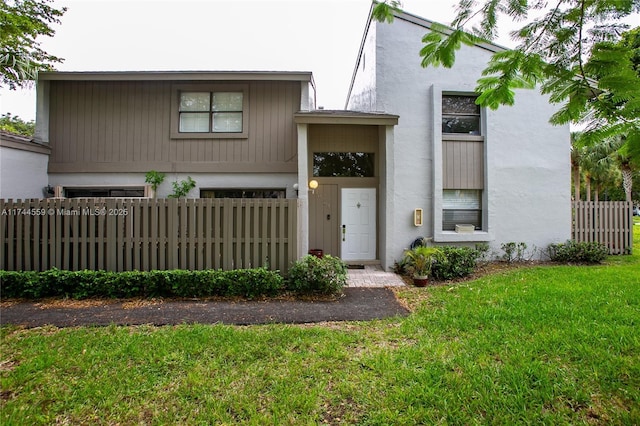 view of front facade with a front yard