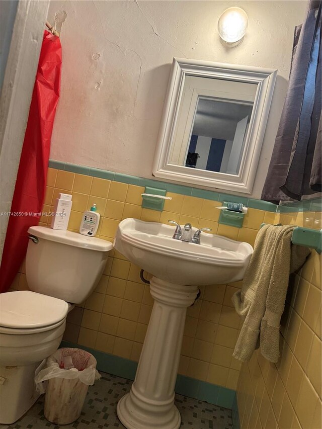 1445 NE 136th St, North Miami, FL 33161 - bathroom with wainscoting and tile walls