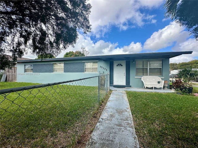 view of front of property featuring a front yard