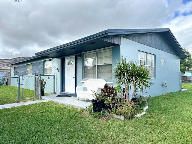 view of front of property with a front lawn