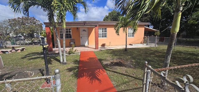 view of front facade featuring a front yard