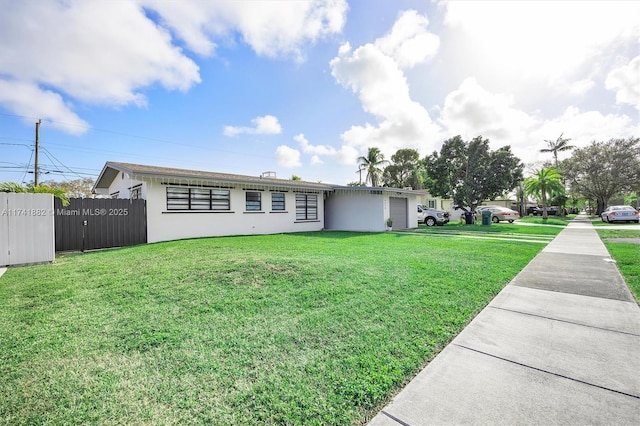 single story home featuring a front lawn