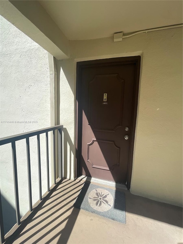 property entrance featuring a balcony