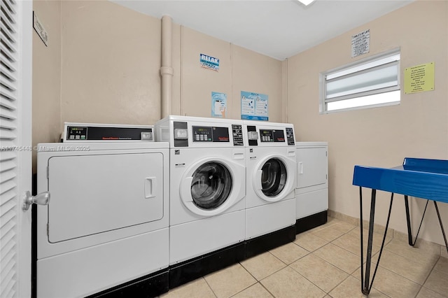 washroom featuring light tile patterned flooring and independent washer and dryer