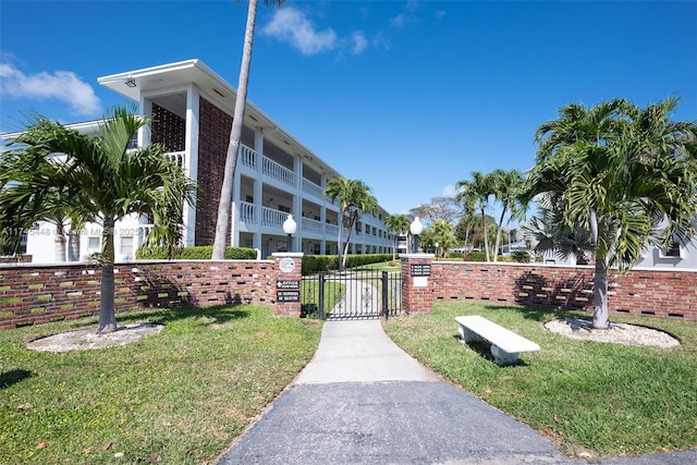 view of home's community featuring a yard