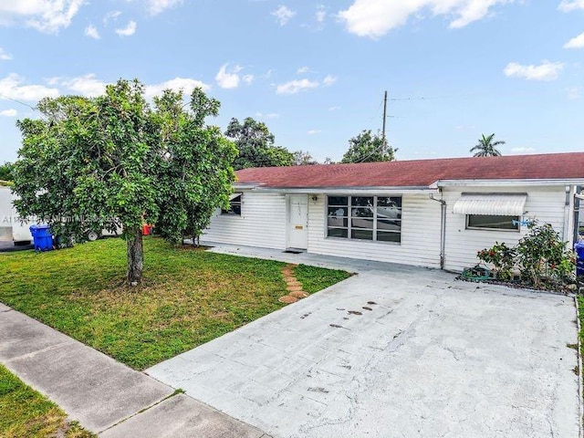 single story home with a front yard