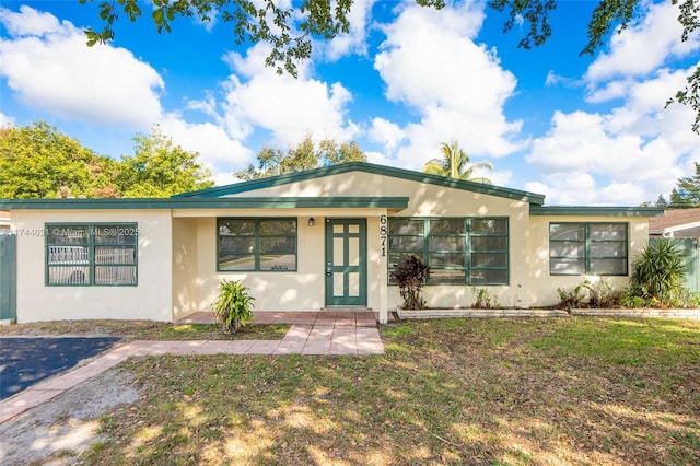 view of front of house featuring a front yard