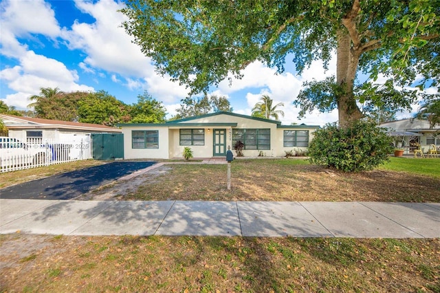 ranch-style house featuring a front yard