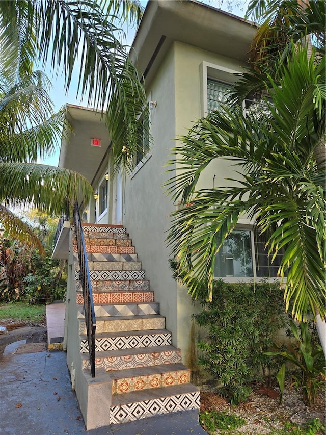 view of exterior entry featuring stucco siding