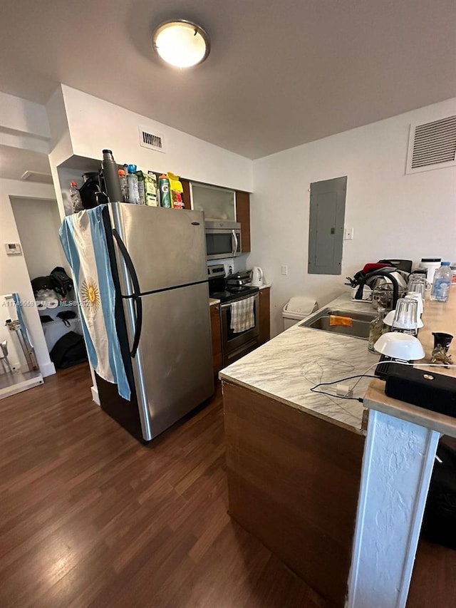 kitchen with dark wood-style floors, visible vents, appliances with stainless steel finishes, and a sink