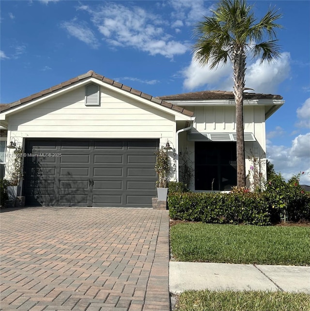 view of front of property featuring a garage