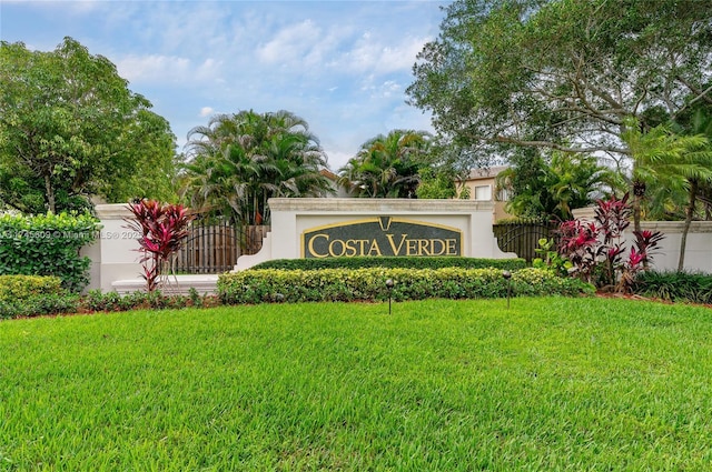 community sign featuring a yard