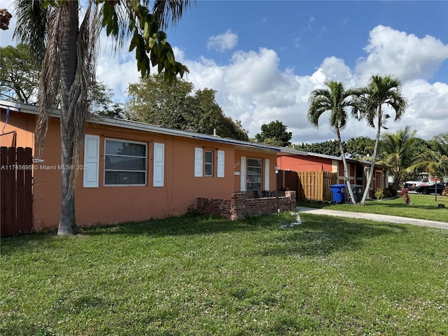 view of front facade with a front yard