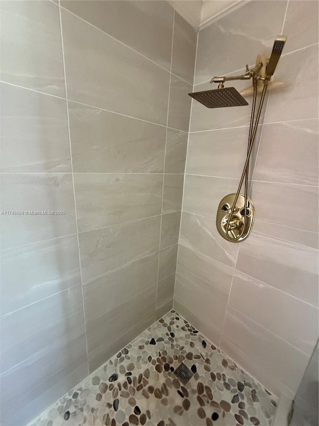 bathroom featuring tiled shower